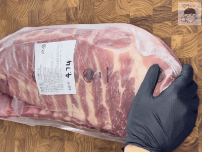 スペアリブ原肉を包装した状態で手入れを準備する様子
