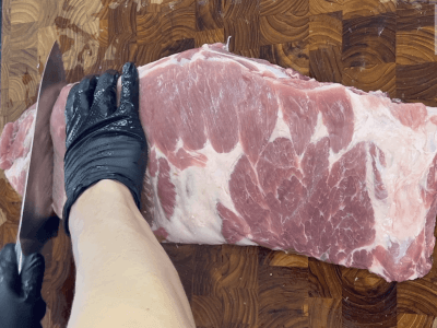 スペアリブの先端の薄い肉を除去する工程