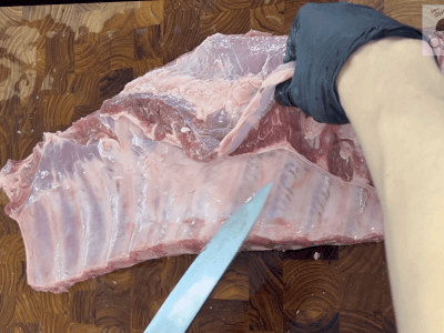 カモメ肉を持ち上げて包丁で切る様子