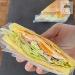 계란후라이 샌드위치를 완성한 모습