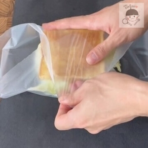랩으로 샌드위치를 감싸는 모습