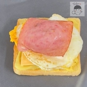 식빵 위로 샌드위치 속재료를 놓은 모습 