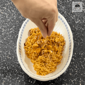 超簡単な麻婆豆腐のレシピを完成させてゴマをまぶすシーン
