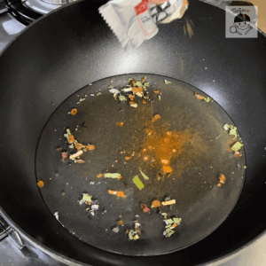 ラーメンのスープをフライパンに入れるシーン