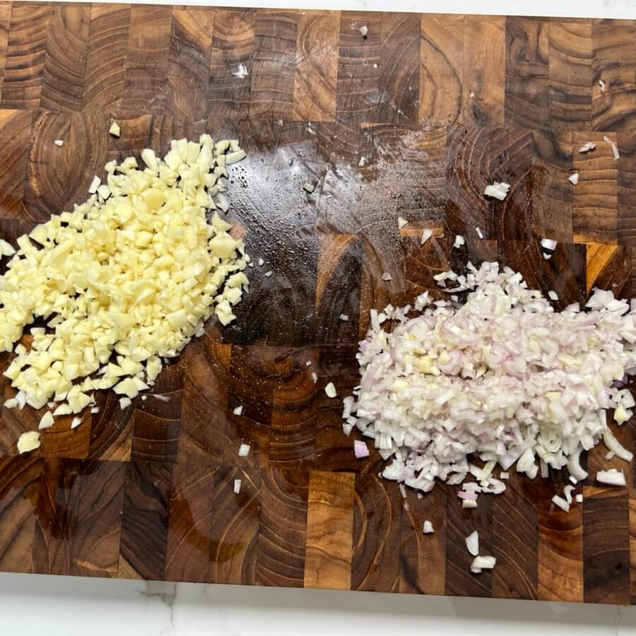 비프웰링턴 뒥셀 준비를 위한 다진 마늘과 샬롯.