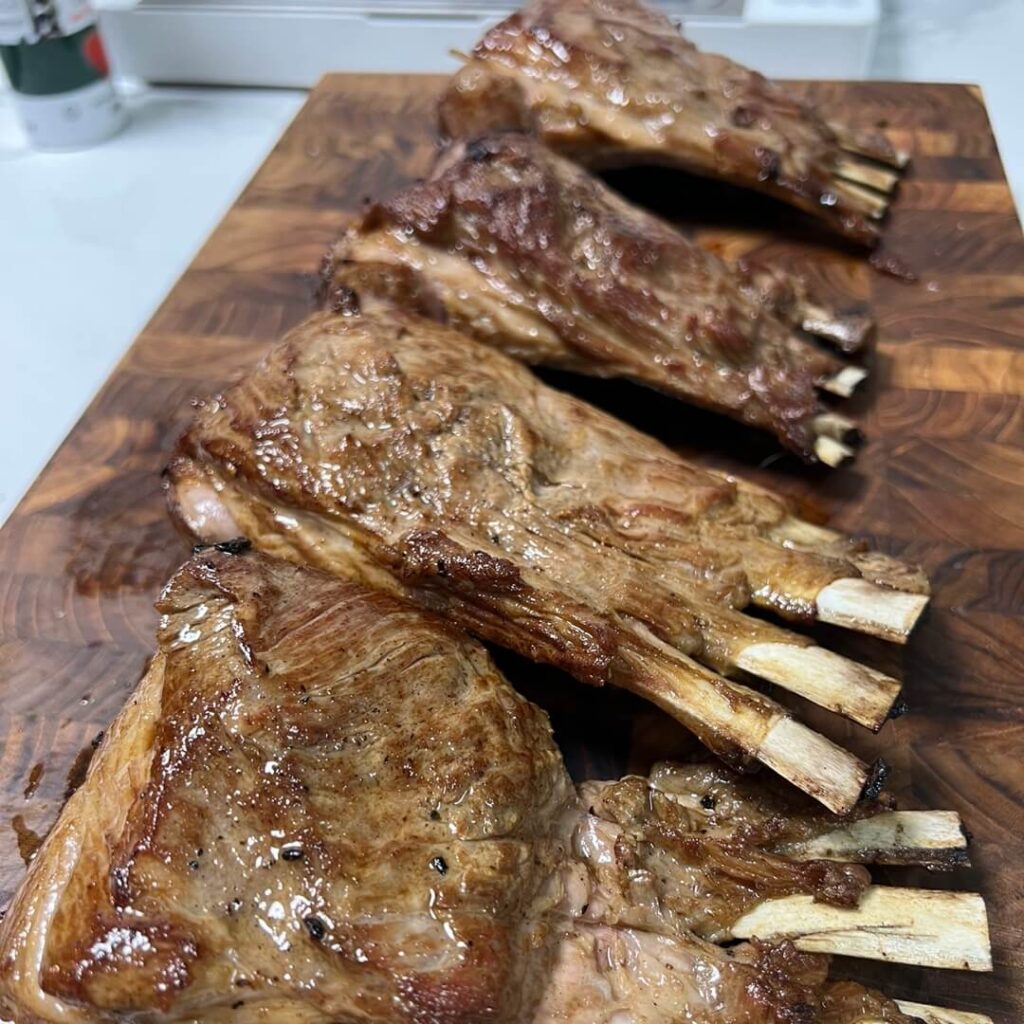 시어링을 마친 양갈비를 도마 위에 올려 놓은 모습. 고기 겉면이 바삭하게 구워져 있습니다.