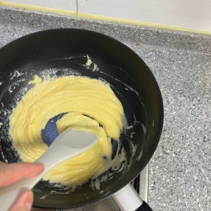 밀가루와 버터가 섞여 반죽처럼 된 모습
