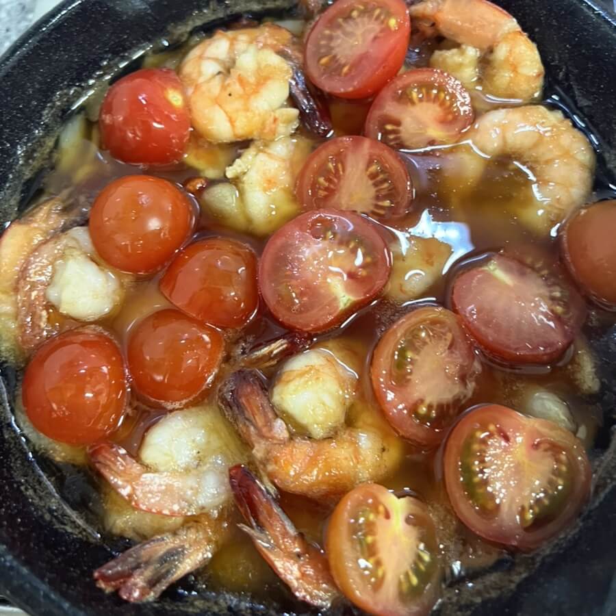 가열된 비스크오일에 새우와 방울토마토를 넣은 모습