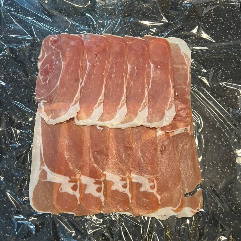 랩 위에 겹겹이 깔아놓은 프로슈토.