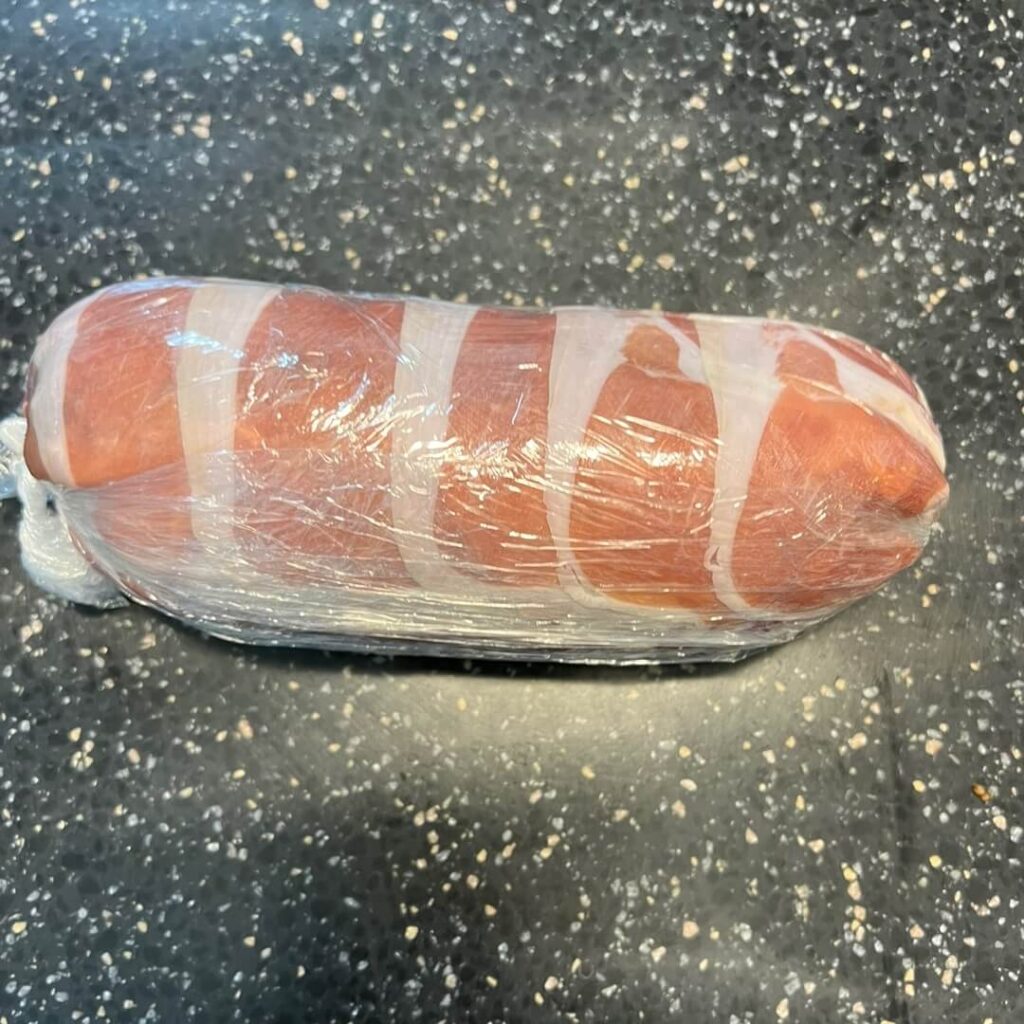 랩으로 완벽하게 감싼 소고기 안심의 모습.