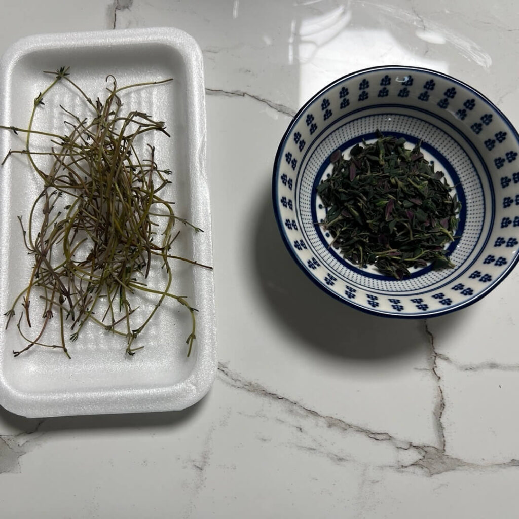 타임 잎을 손질하여 작은 그릇에 담은 모습. 허브 크러스트에 사용할 신선한 재료.