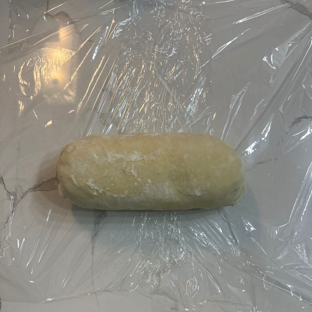 페스츄리로 완전히 감싼 소고기 안심을 랩위에 올린 모습