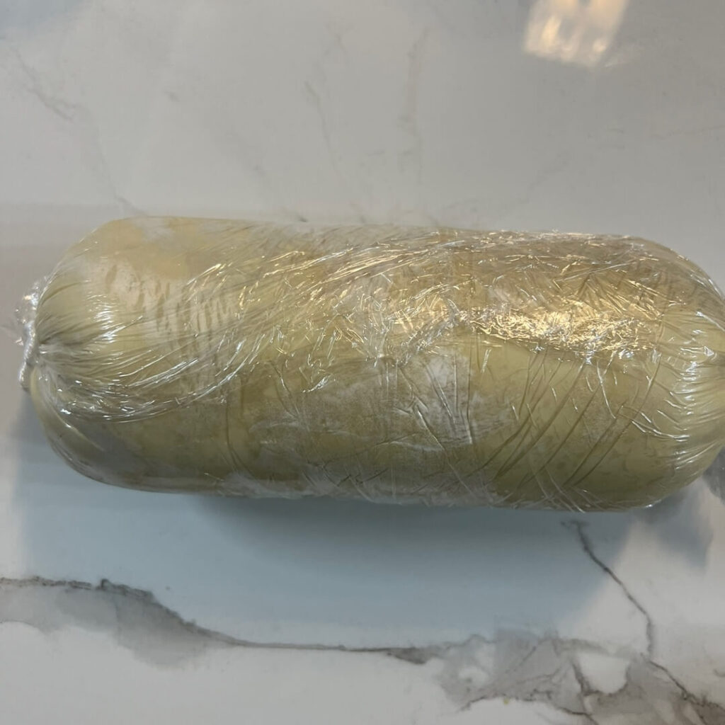 랩으로 감싸 모양을 고정한 상태의 소고기 안심.