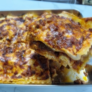 잘라낸 라자냐 한 조각을 들어 올린 모습