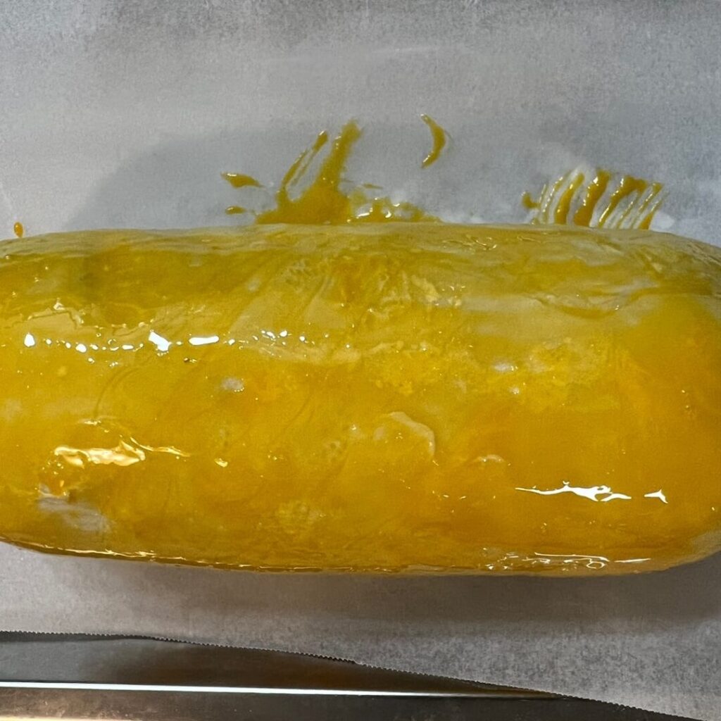 계란물을 바른 비프웰링턴의 모습.