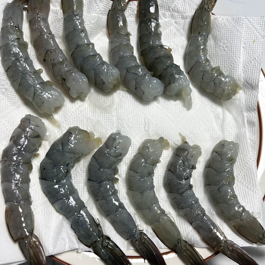 껍질을 제거한 새우의 몸통
