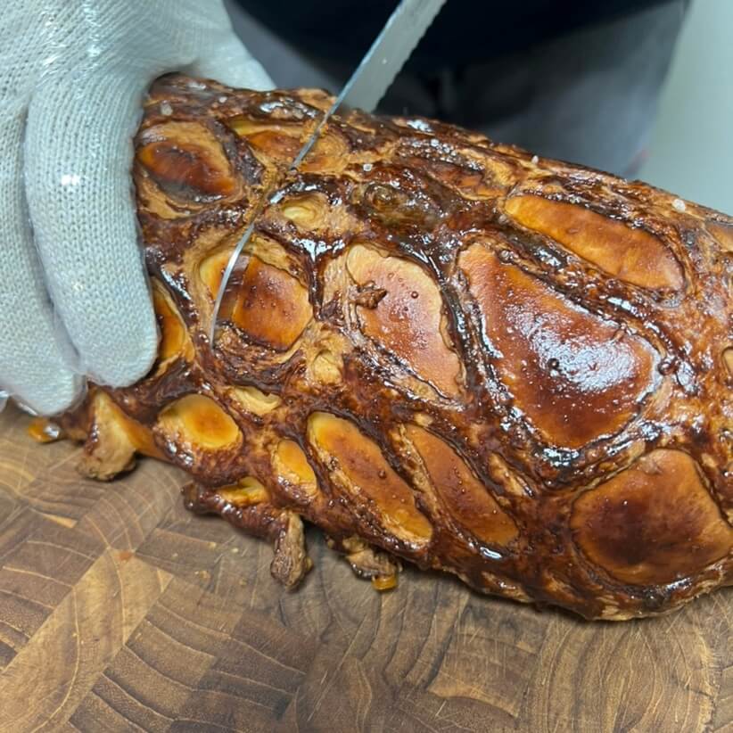 완성된 비프웰링턴을 칼로 자르는 모습.