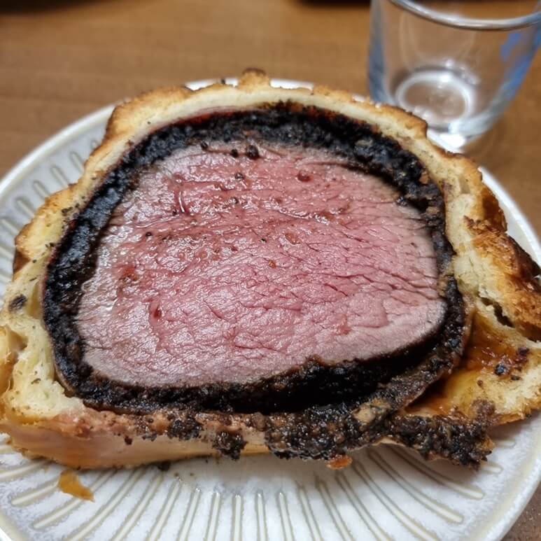 접시에 담긴 비프웰링턴 한 조각의 모습.