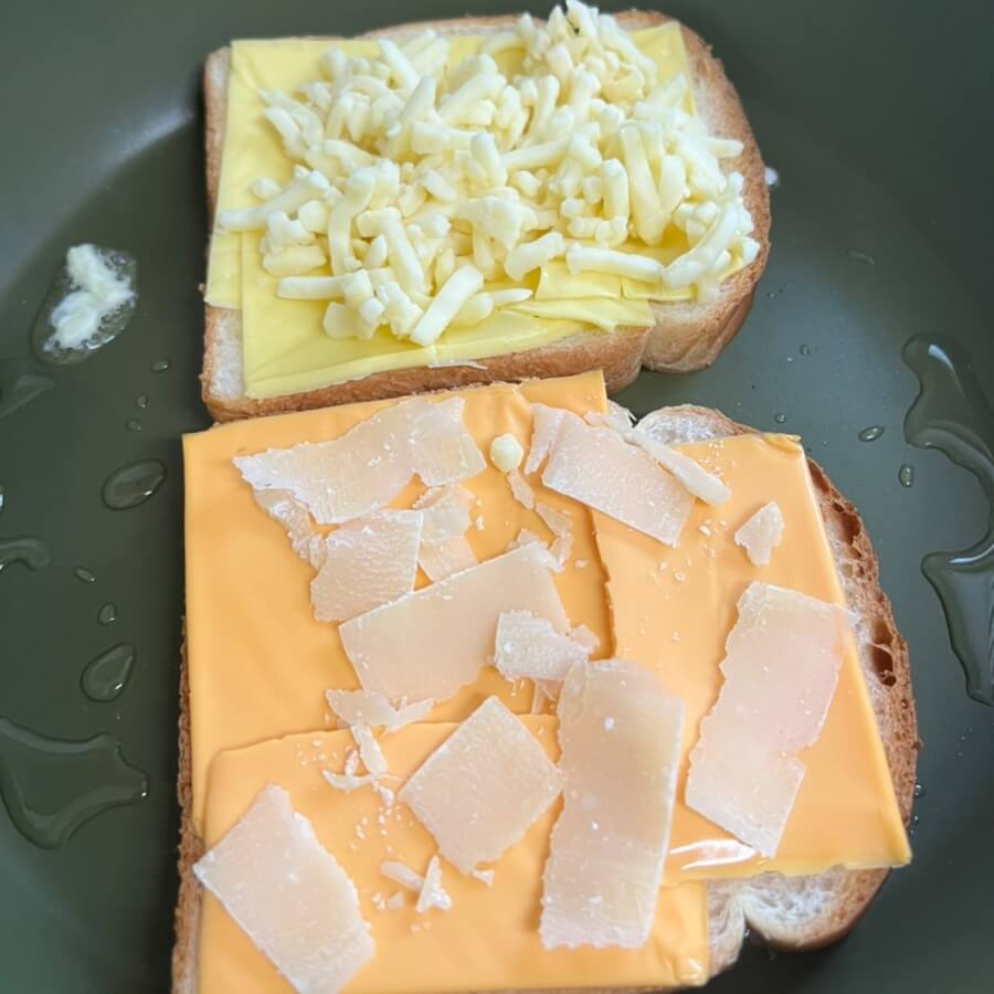 식빵위로 치즈가 올려진 모습