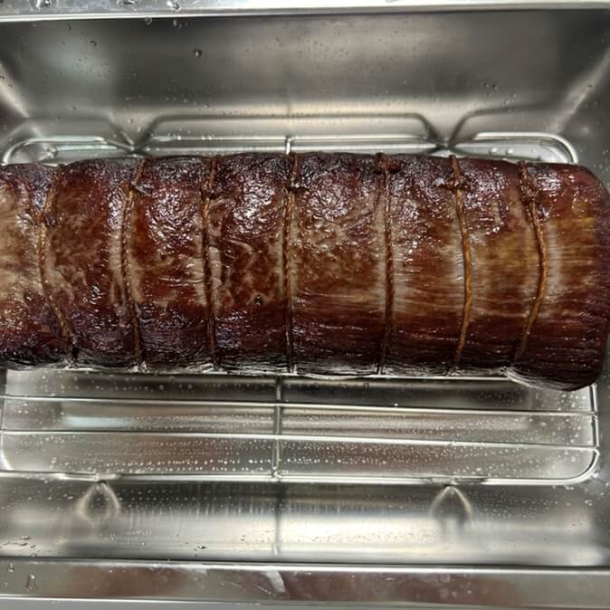 시어링이 끝난 후, 휴지 중인 소고기 안심의 모습.