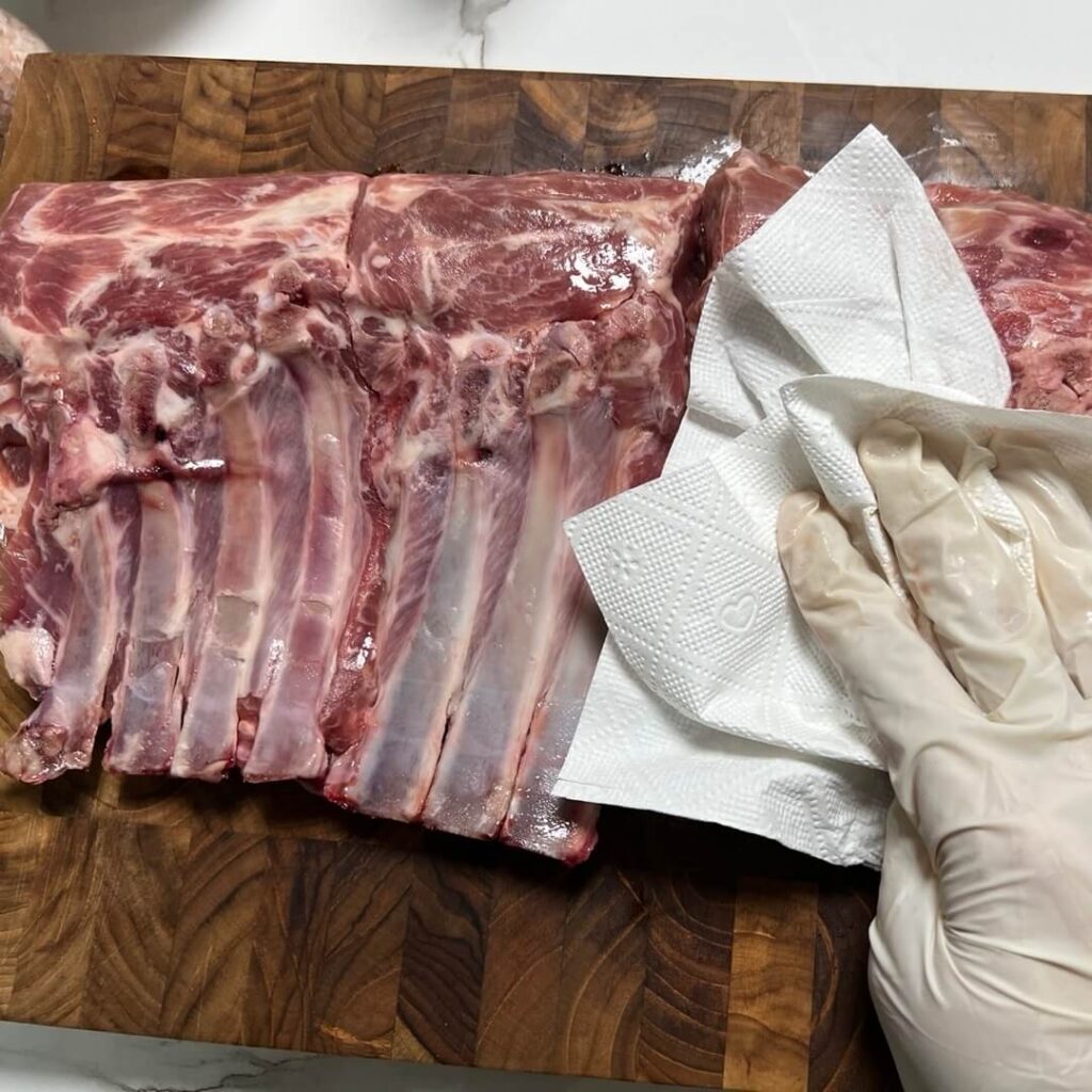 양갈비의 핏물을 제거하는 모습. 고기의 풍미를 살리기 위한 기본 작업.
