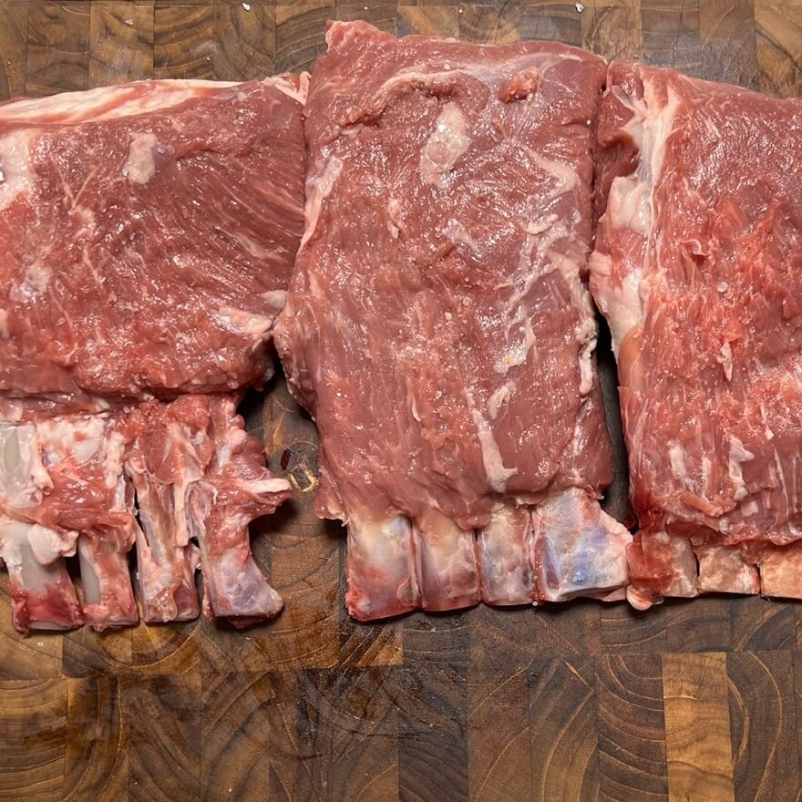 손질된 프렌치랙 양갈비. 허브 크러스트를 입히기 전 고급스러운 양갈비 부위.