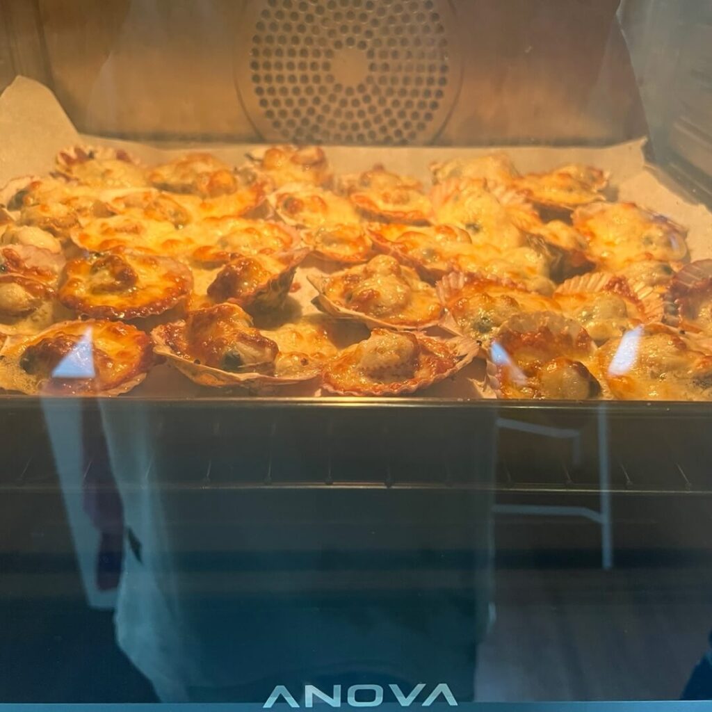 オーブンの中でこんがり焼けるホタテのチーズオーブンロースト