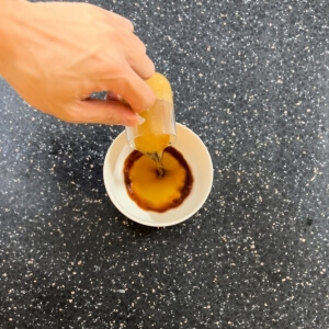 エスプレッソをボウルに注ぐ様子