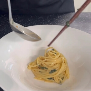 パスタをお皿に盛り付ける様子