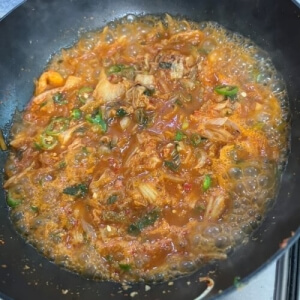 Kimchi Tonkatsu Nabe cociendo a fuego lento en el horno