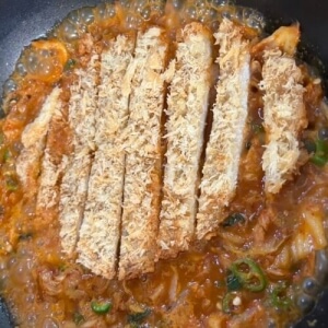 Tonkatsu sobre nabe de kimchi hirviendo a fuego lento