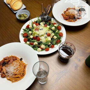 ナポリタンのパスタ、サラダ、そしてドリンクがセットされたテーブル。