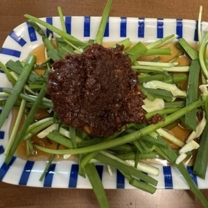 ネギとタマネギの上にタデギソースをのせたもの