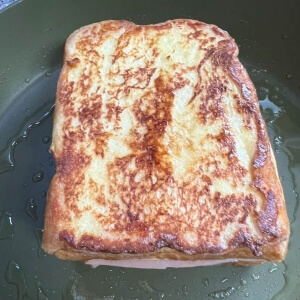 샌드위치가 한 면이 노릇하게 구워진 모습.