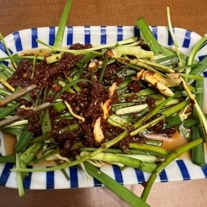 タデギソースをネギと混ぜた一皿