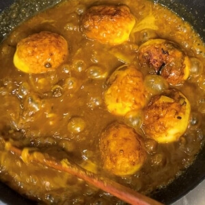 卵とカレーがとろとろに煮えたぎるシーン