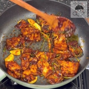 ネギ菜を入れてコチュジャン豚バラ肉を仕上げる工程