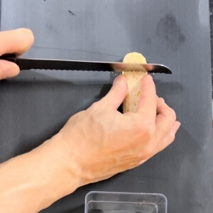 レディフィンガークッキーをカットする様子
