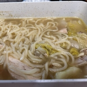 一羽の鶏のスープにカルグクス麺を追加した様子