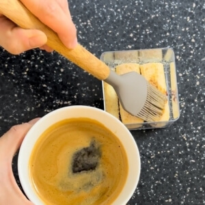 エスプレッソをレディフィンガークッキーの上にソロで塗る様子