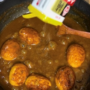 純黒胡椒をカレーに振りかけて仕上げるシーン