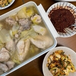 トンデムン(東大門)鶏一羽のレシピを完成させた様子。完成した鶏一羽の料理と漬け物、タデギソースが一緒に盛り付けられた食卓。