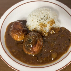 たまごカレーとご飯を一皿に盛り付けた様子