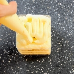 ティラミスクリームを一階でいっぱいに絞る様子