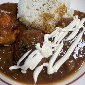 たまごカレーにマヨネーズを添えて完成させた料理