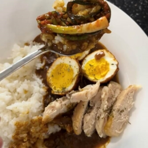 ご飯とたまごカレーをスプーン一杯に盛り付けた様子
