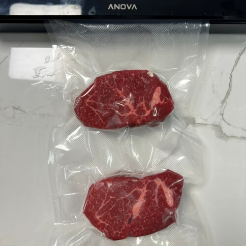 진공 포장된 스테이크 두 덩이를 수비드 조리에 앞서 준비한 모습