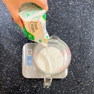 計量カップに生クリームを注ぐ工程