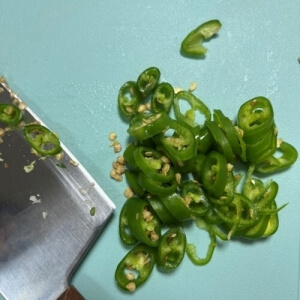 Guindillas verdes cortadas en rodajas finas