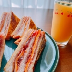 モンテクリストサンドイッチレシピを完成させ、ジュースと一緒に盛り付けた様子。